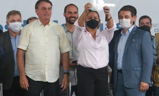 Com presença de Bolsonaro, governador acompanha entrega de 225 veículos para assistência social em SC