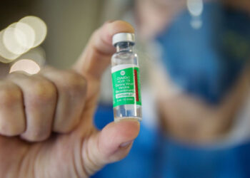 Brasil recebe matéria-prima para fabricação da vacina AztraZeneca neste sábado (6)