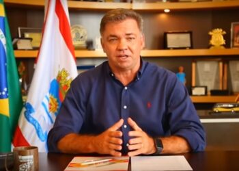 Descoberto em Cancún, prefeito de Florianópolis volta às pressas