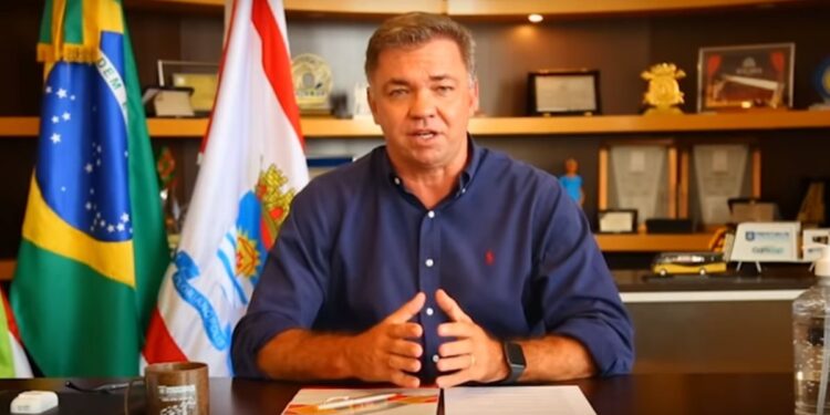 Descoberto em Cancún, prefeito de Florianópolis volta às pressas