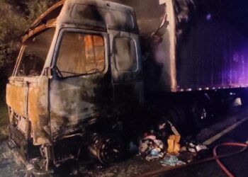 Carreta com 12 toneladas de tecidos pega fogo na BR-101, em Joinville