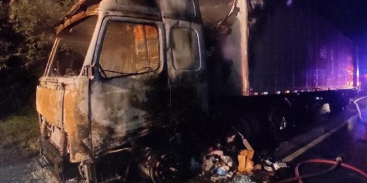 Carreta com 12 toneladas de tecidos pega fogo na BR-101, em Joinville