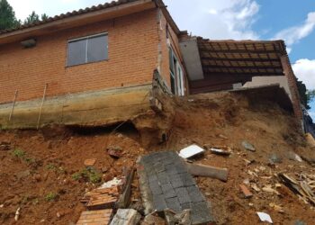 Defesa Civil de Guaramirim analisa desabamento de imóvel