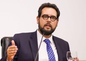 Deputado do PSL é acusado de usar assessores como babá e pedreiro
