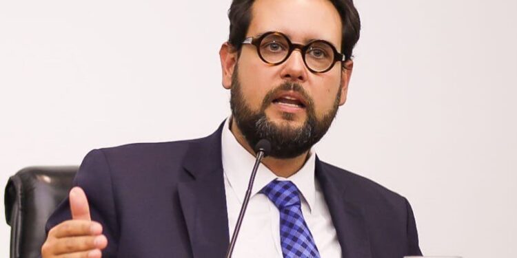 Deputado do PSL é acusado de usar assessores como babá e pedreiro