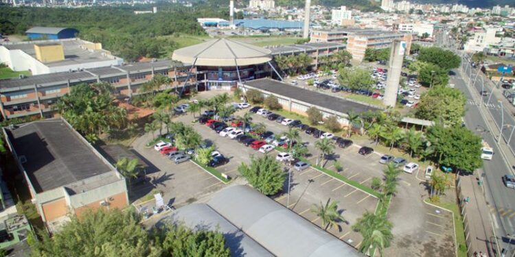Faculdade cria manual de roupas aceitáveis e depois se desculpa