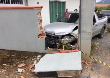 Motorista perde controle e colide carro contra muro em Guaramirim