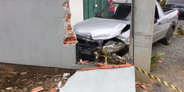 Motorista perde controle e colide carro contra muro em Guaramirim