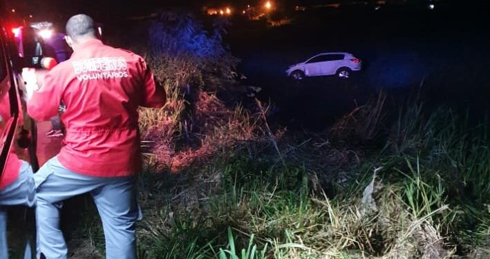 Capotamento de veículo é registrado na SC-108, em Massaranduba