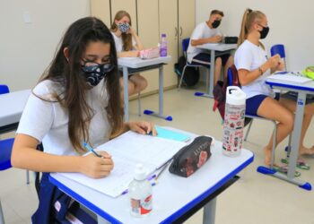 Estudantes e diretora comemoram reforma na escola Ricieri Marcatto, em Jaraguá do Sul