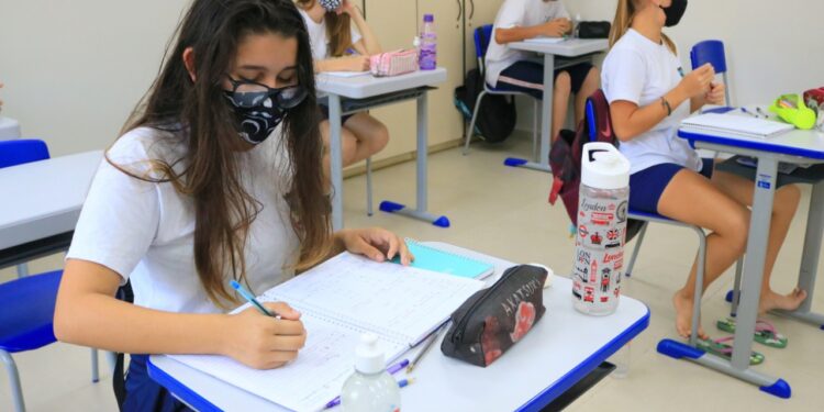 Estudantes e diretora comemoram reforma na escola Ricieri Marcatto, em Jaraguá do Sul