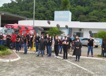 Profissionais da linha de frente fazem homenagem às vítimas da Covid-19 em Corupá