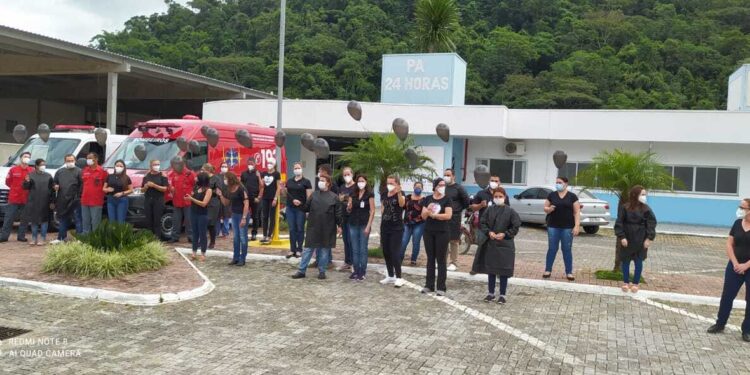 Profissionais da linha de frente fazem homenagem às vítimas da Covid-19 em Corupá