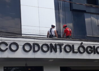 Bombeiros resgatam pintor preso em cadeira de segurança a cerca de 25 metros de altura em Jaraguá do Sul