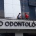 Bombeiros resgatam pintor preso em cadeira de segurança a cerca de 25 metros de altura em Jaraguá do Sul