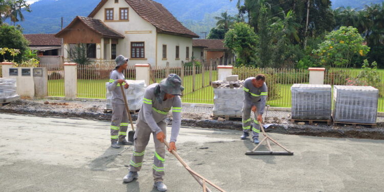 Prefeitura faz pavimentação de trecho tombado na Rua Eurico Duwe