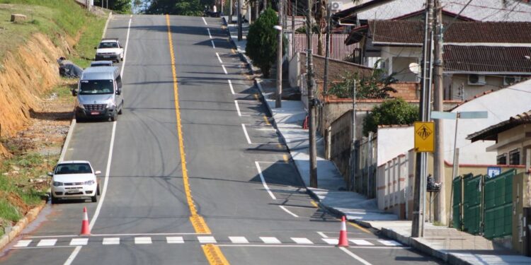 Moradores comemoram pavimentação de rua após anos de espera em Jaraguá do Sul