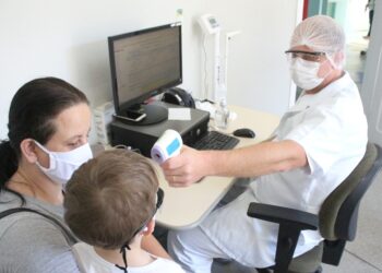 Saiba como diferenciar os sintomas de covid-19 e dengue