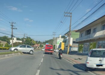Acidente é registrado na Avenida Pref. Waldemar Grubba, em Jaraguá do Sul