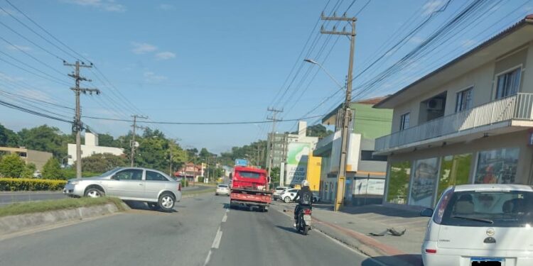 Acidente é registrado na Avenida Pref. Waldemar Grubba, em Jaraguá do Sul