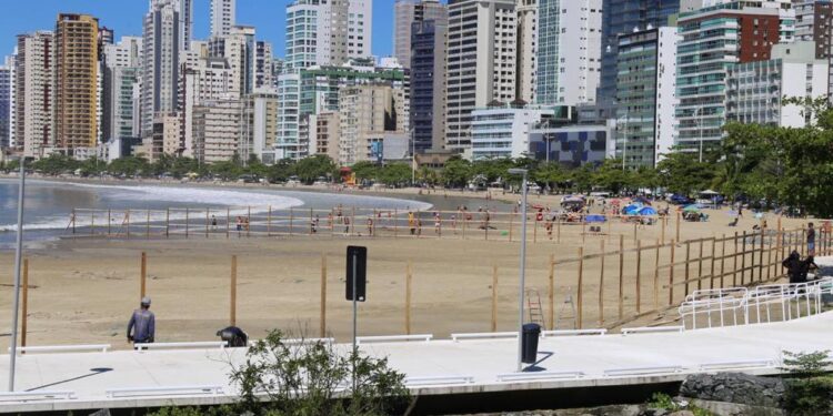Balneário Camboriú começa alargamento da faixa de areia