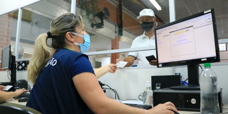 Inicia a vacinação de idosos acima dos 74 anos no Parque de Eventos