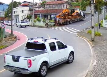 [Vídeo] Caminhão perde freio e destrói muro em Jaraguá do Sul