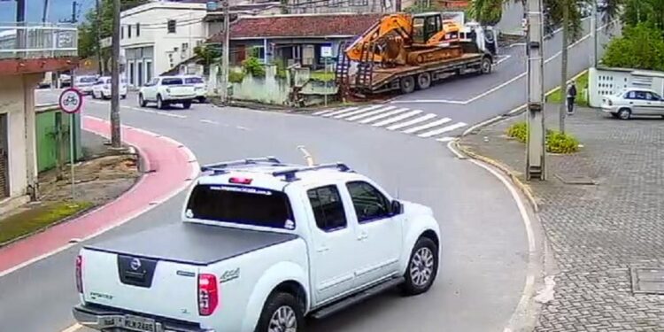 [Vídeo] Caminhão perde freio e destrói muro em Jaraguá do Sul