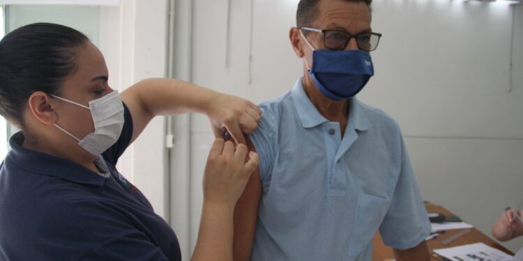 Saúde de Guaramirim vacina 167 idosos com idade superior a 75 anos