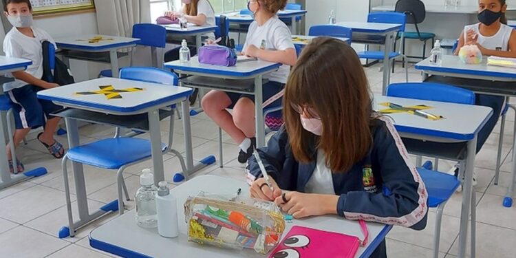 Cerca de 60 profissionais de educação de Jaraguá do Sul estão afastados por suspeita ou confirmação de coronavírus