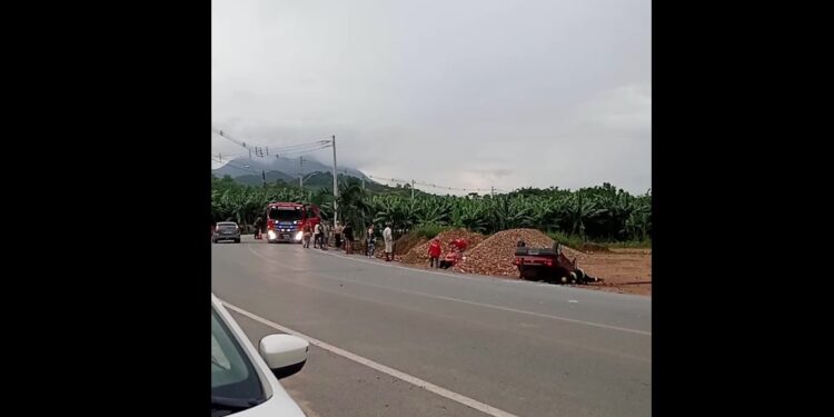 [Vídeo] Mulher fica ferida após capotamento em Guaramirim