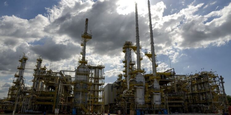 Petrobras anuncia nova alta nos preços da gasolina e do diesel