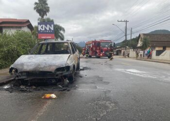[Vídeo] Carro pega fogo e fica destruído em Schroeder