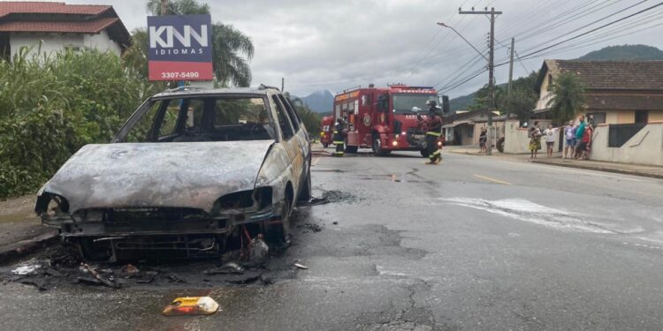 [Vídeo] Carro pega fogo e fica destruído em Schroeder