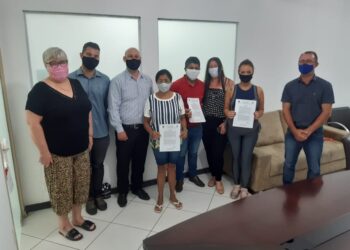 Prefeitura de Guaramirim entrega matrículas da regularização fundiária