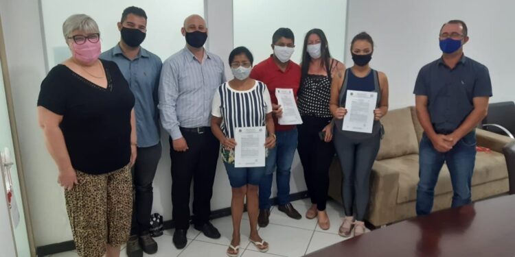 Prefeitura de Guaramirim entrega matrículas da regularização fundiária