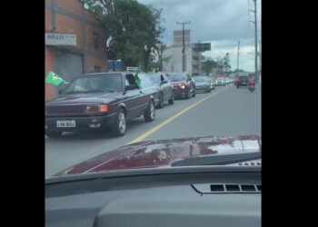 Manifestantes se reúnem em carreata “Pró Brasil” em Jaraguá do Sul