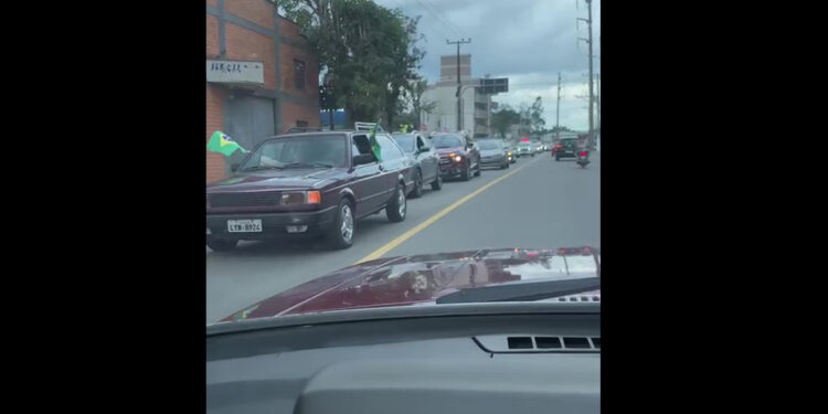 Manifestantes se reúnem em carreata “Pró Brasil” em Jaraguá do Sul
