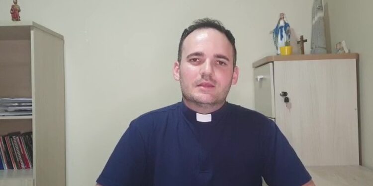 [Vídeo] Padre de Jaraguá do Sul diz que comunidade deve respeitar as regras