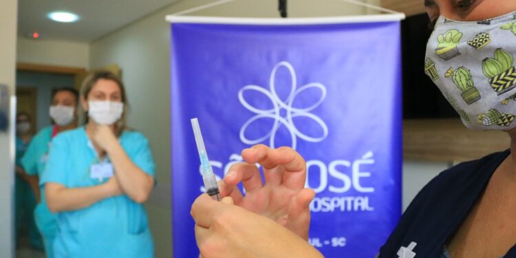 Jaraguá do Sul negocia compra de 60 mil doses da Sputnik