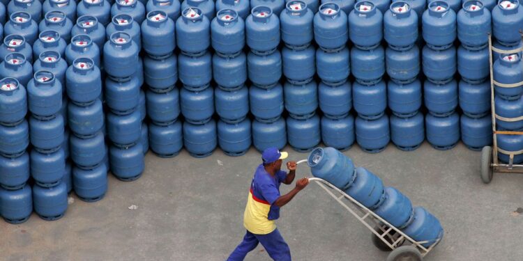 Sem redução de ICMS em SC, botijão de gás chega perto de R$ 100