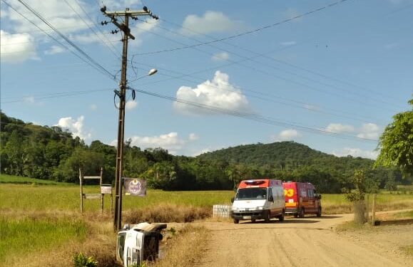 Homem fica ferido após saída de pista em Guaramirim