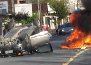 Vídeo: carro capota e moto pega fogo após acidente em Jaraguá do Sul