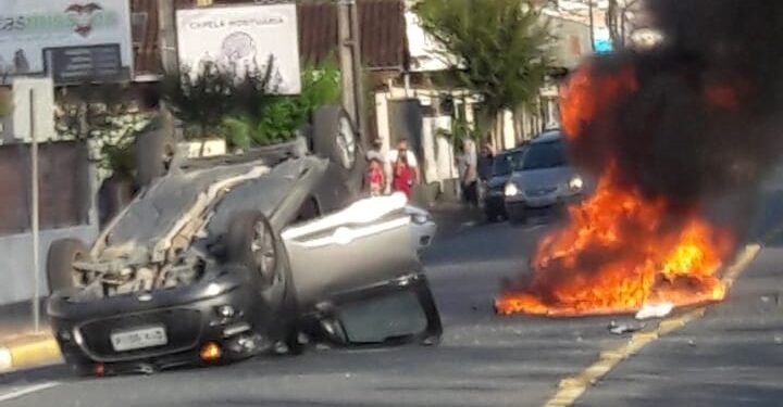 Vídeo: carro capota e moto pega fogo após acidente em Jaraguá do Sul