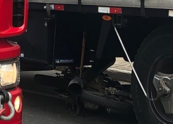 Moto vai parar embaixo de caminhão em acidente grave em Jaraguá do Sul