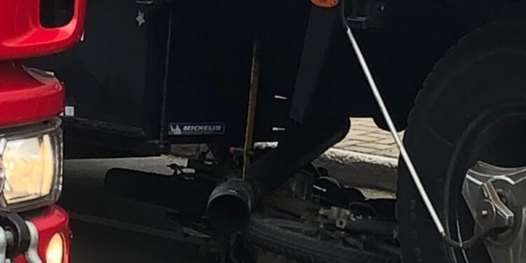 Moto vai parar embaixo de caminhão em acidente grave em Jaraguá do Sul