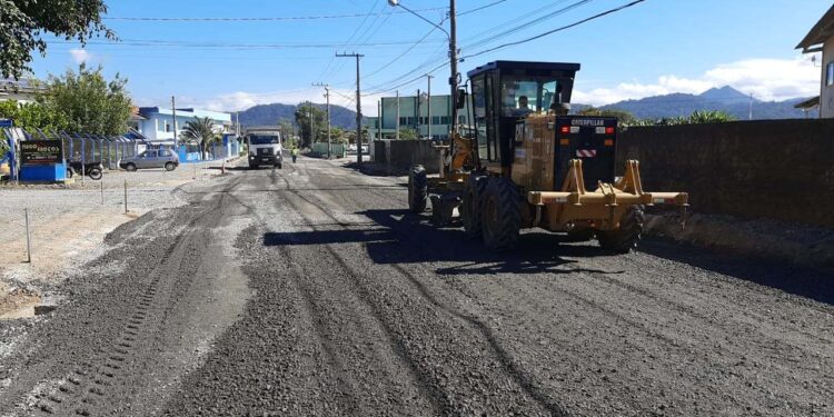 Empresa inicia trabalho para pavimentação de um trecho da Izídio Carlos Peixer, em Guaramirim