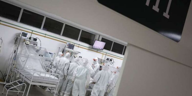 Em uma semana, mortes por covid-19 aumentam 14% e infectados 6% no Brasil