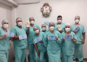Colaboradores do Hospital Santo Antônio, em Guaramirim, recebem lembranças pela passagem da Páscoa