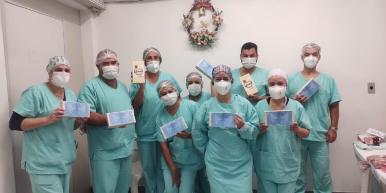 Colaboradores do Hospital Santo Antônio, em Guaramirim, recebem lembranças pela passagem da Páscoa
